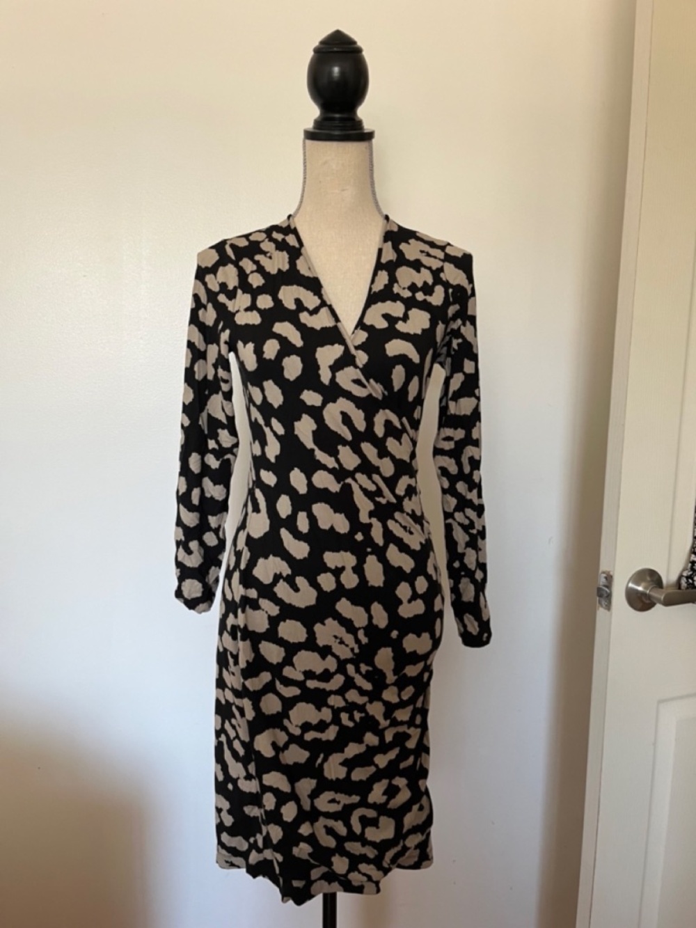 *NEW* Banana Republic Dress in black and grey, A size small, fits medium